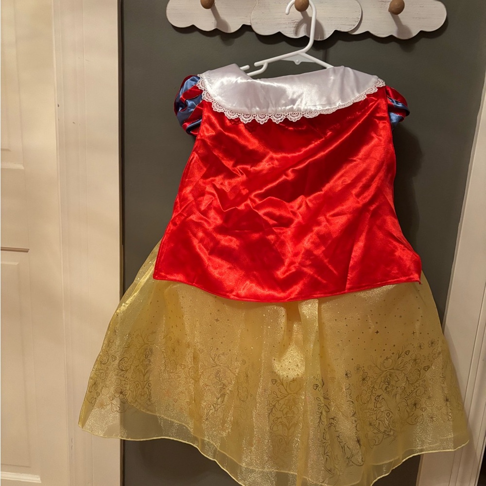 🍎✨ Disney Store Snow White Costume Dress – Size 4T (2025 Collection) ✨🍎 - Picture 5 of 6